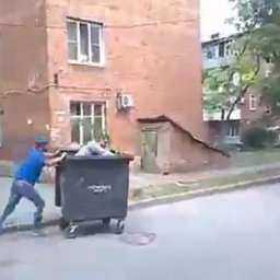 Покатушки в мусорном баке устроили двое жителей Ростова и попали на видео