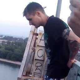 На видео попал момент прыжка парня с Ворошиловского моста в Ростове