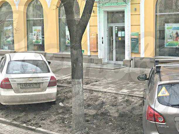Наглые автовладельцы "по-свински" оставили машины на газоне в центре Ростова