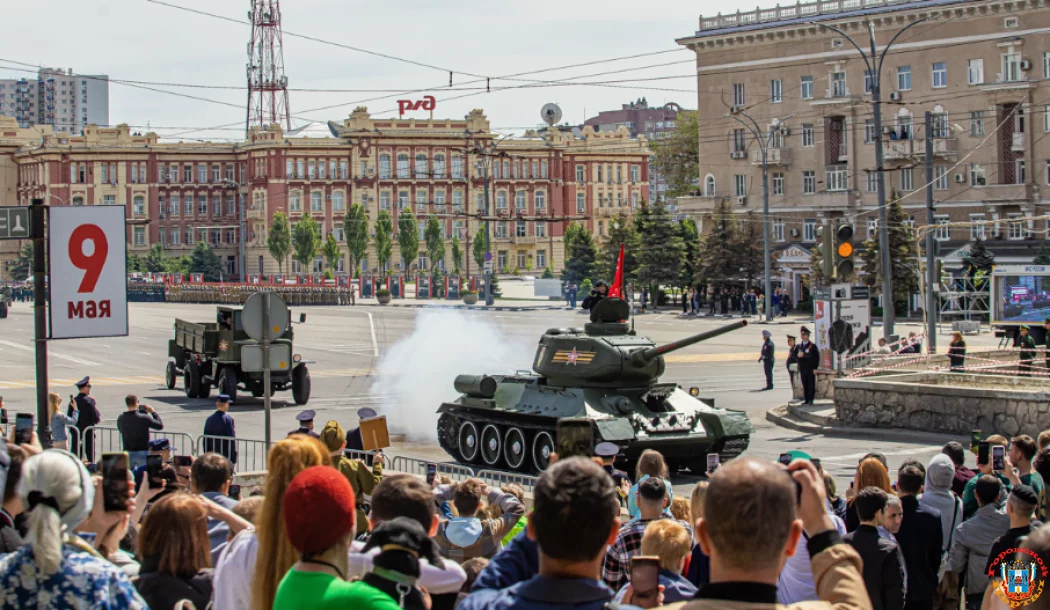 2,5 тысяч человек приняли участие в военном параде на Театральной площади Ростова