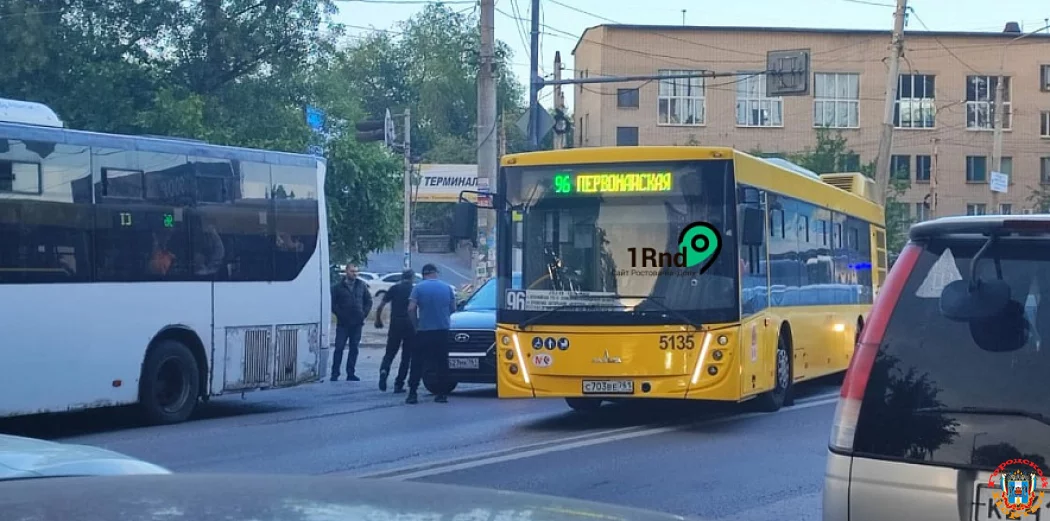 Разбила сразу два автобуса и устроила пробку автомобилистка из Ростова