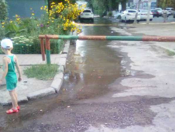 Прорыв канализации на «зловонной» улице Ростова устранили после критики «Блокнота»