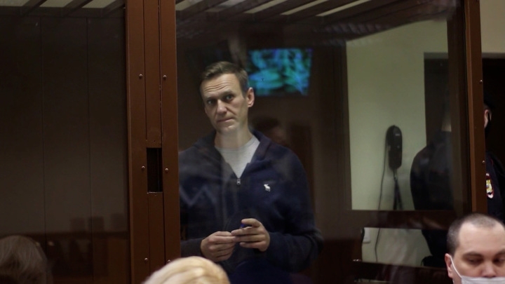Песков о Навальном: он несет ответственность за свои деяния по закону Песков о Навальном: он несет ответственность за свои деяния по закону