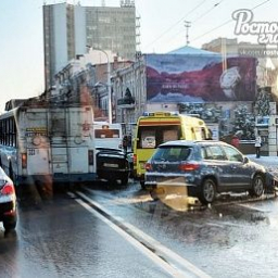 У ростовской филармонии случилась двойная авария, а пострадала «Скорая»