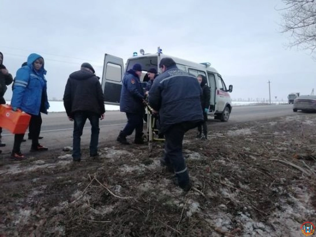 На трассе под Ростовом парень с девушкой на иномарке пострадали, врезавшись в дерево