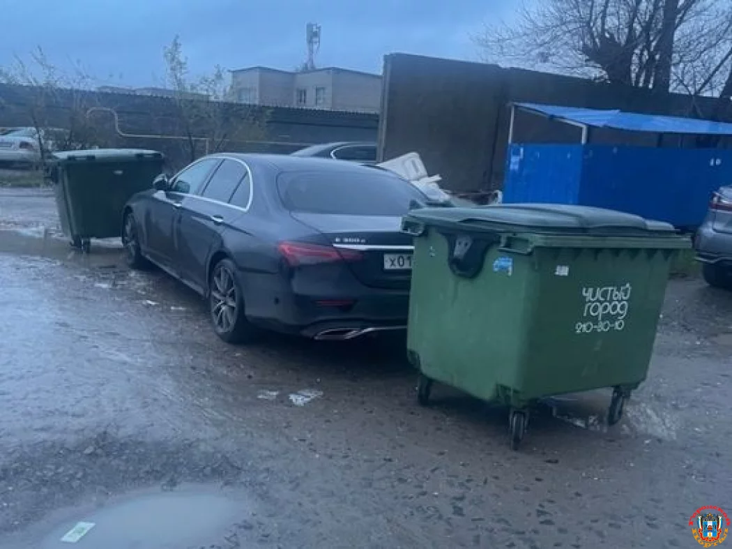 В Ростове машину автохама обставили мусорными баками из-за неправильной парковки