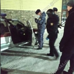 В Канске мужчина бегал с ножами и топором по улице