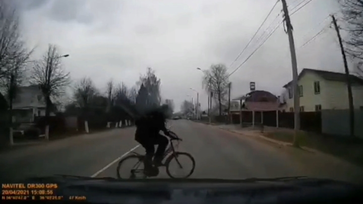 Женщина за рулем сбила велосипедиста в Тверской области. Видео