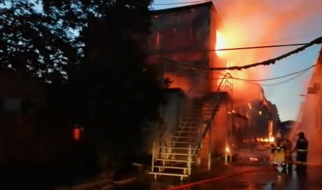 Ночью в Ростове произошел крупный пожар на пивном складе