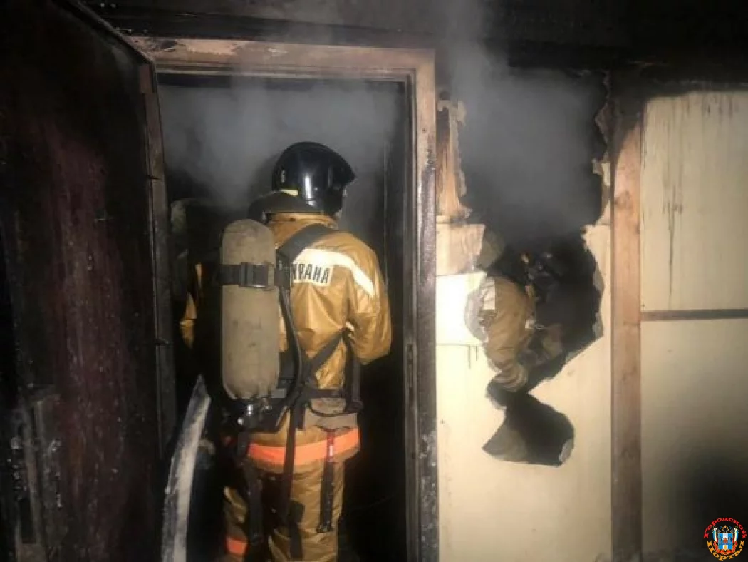 Более 30 спасателей тушили пожар в центре Ростова