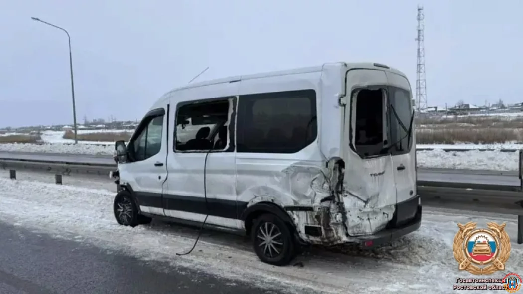 Смертельный вираж: на трассе Ростов &ndash; Азов пассажирка выпала из микроавтобуса при столкновении с отбойниками