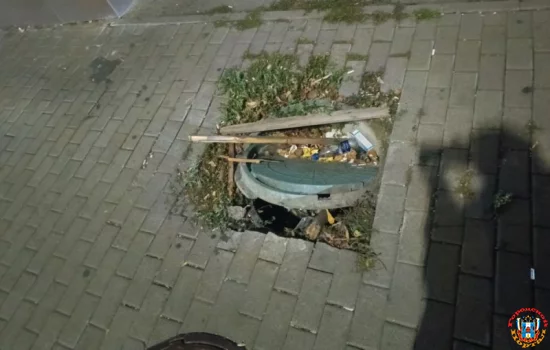 В центре Ростова канализационный люк превратился в общественную урну