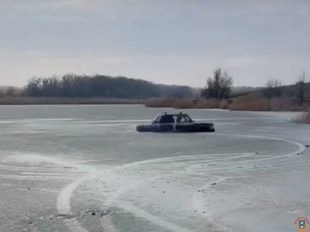 В Новочеркасске водитель «семерки» провалился под лед на водоеме