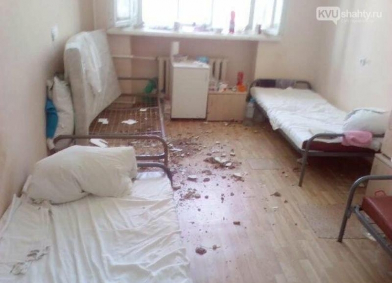 В палате ковидного госпиталя в Шахтах рухнул потолок В палате ковидного госпиталя в Шахтах рухнул потолок