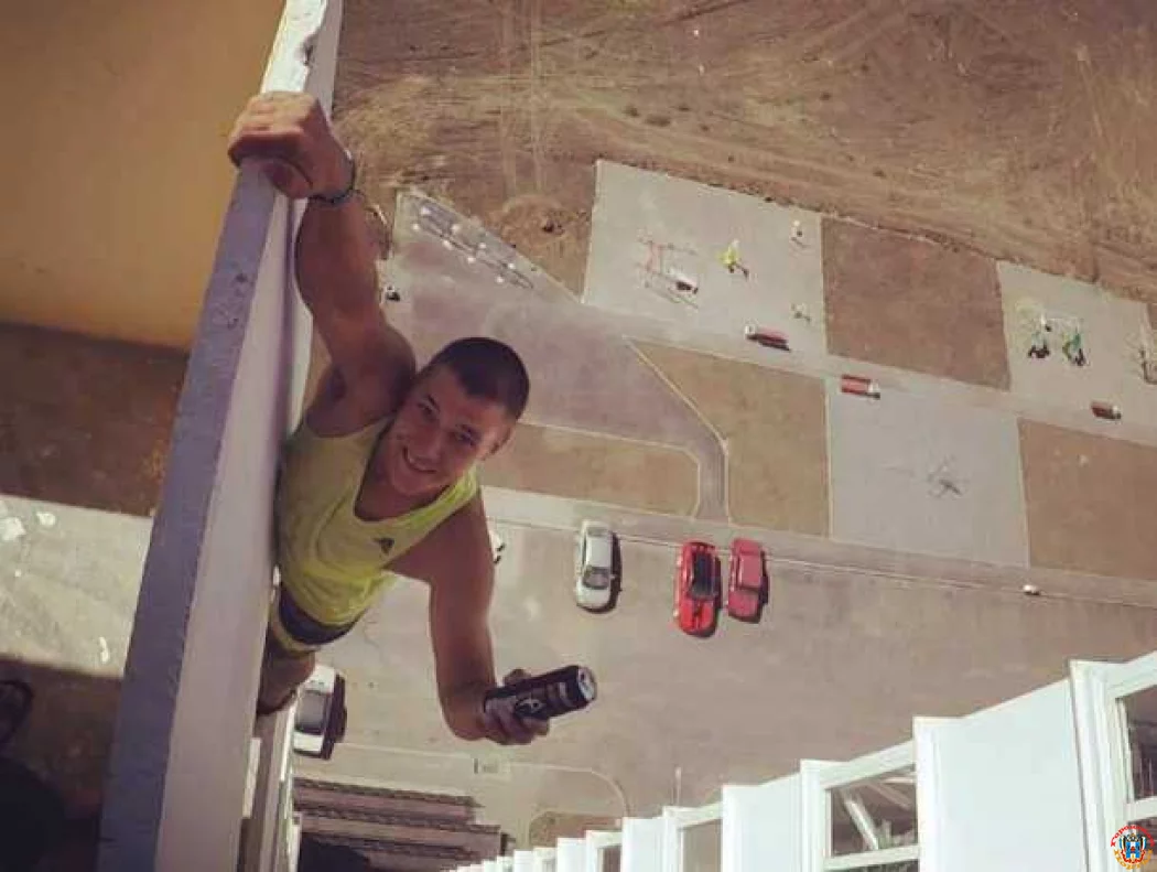 Экстремальные подтягивания молодого мужчины на балконе высотного здания в Ростове попали на видео