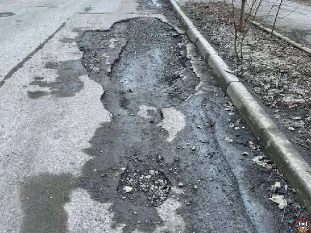 В Ростове дорожные ямы на Коммунистическом мешают проезду автомобилей