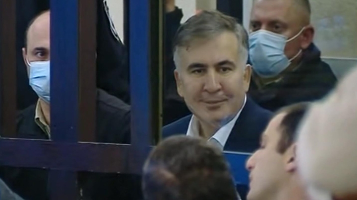 Голодавший Саакашвили удивил всех своей бодростью в суде