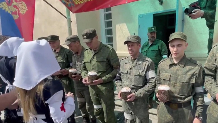 Луганские волонтеры поздравили бойцов с Пасхой