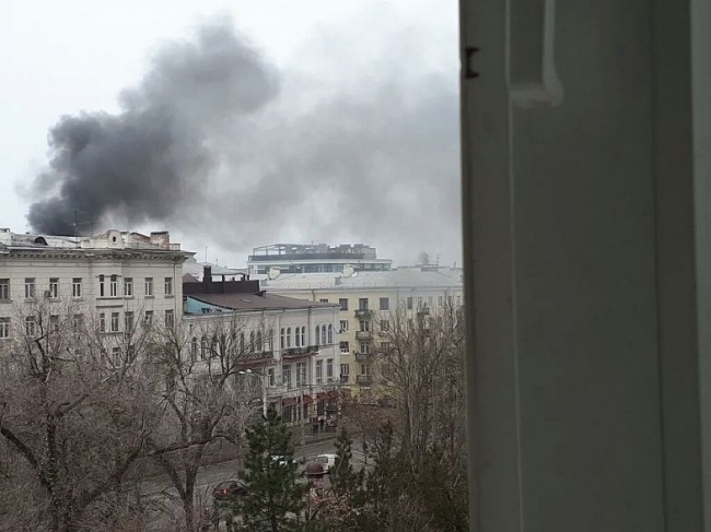 В самом центре Ростова горит крыша жилого дома