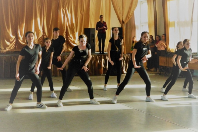 Более 100 школьников Ворошиловского района Ростова стали участниками конкурса танца «Стартинейджер»
