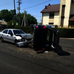 В Ростове на Нариманова иномарка после ДТП упала на бок