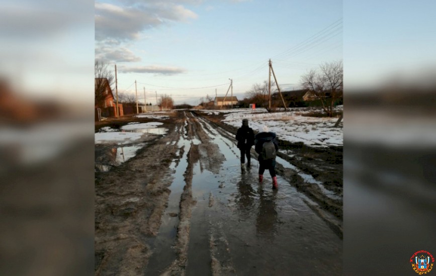 Жительница хутора в Ростовской области застряла с двухлетним ребенком на дороге из-за грязи