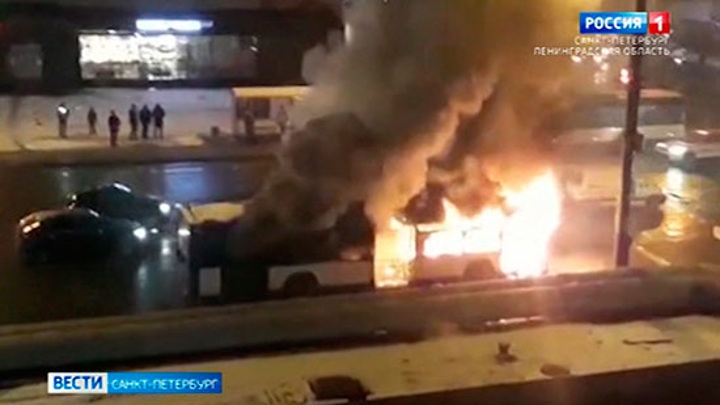 На перекрестке в Петербурге сгорел троллейбус