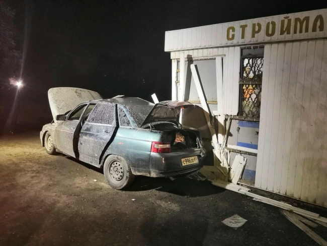 Житель Таганрога решил покататься по городу без прав и снес ларек Житель Таганрога решил покататься по городу без прав и снес ларек