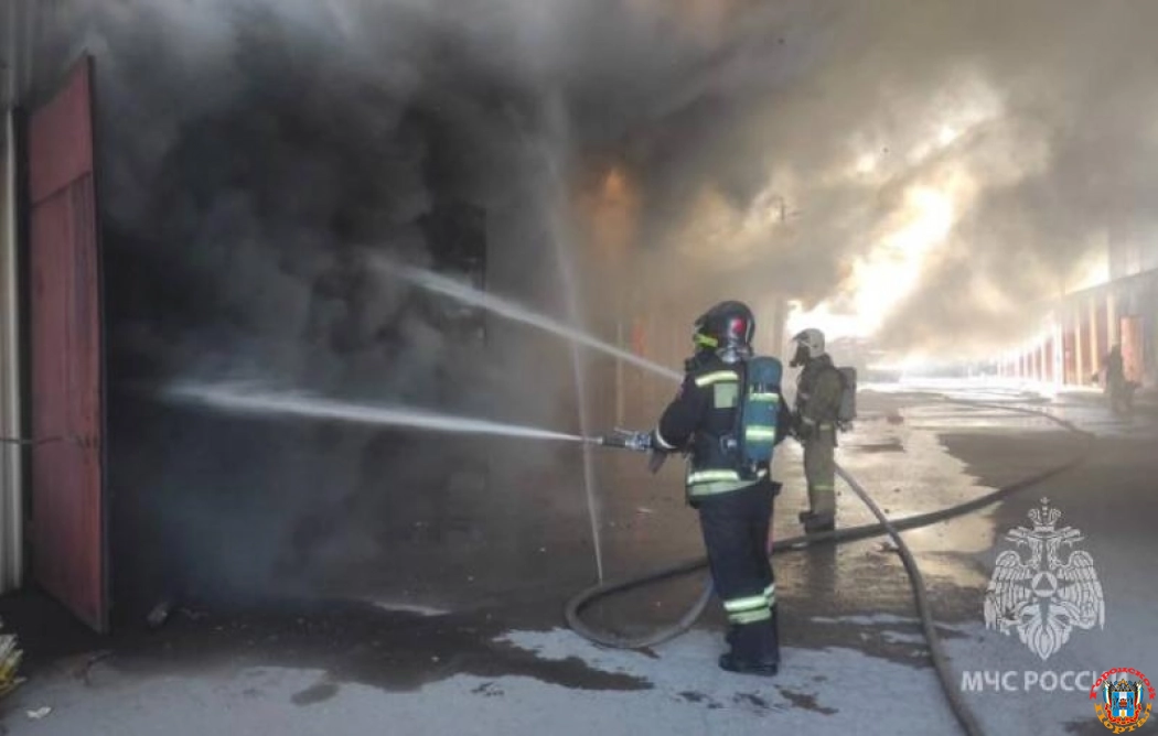 К тушению сильного пожара на рынке под Ростовом привлекли авиацию и пожарный поезд