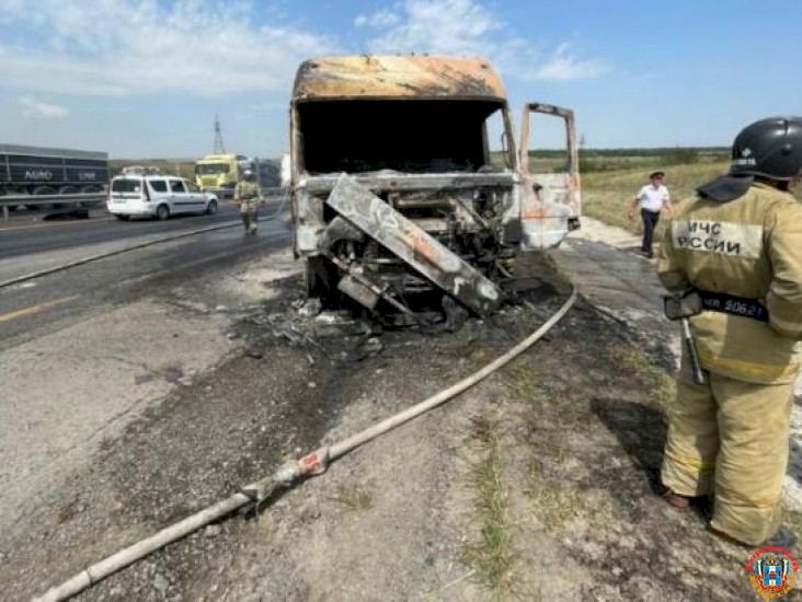На трассе в Ростовской области сгорел большегруз