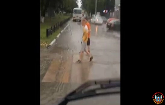 В Каменске-Шахтинском после обильных осадков улицы города ушли под воду