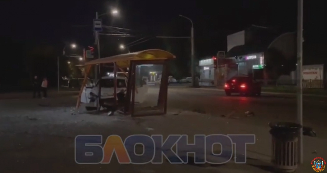 В Ростове иномарка снесла стеклянную остановку после ДТП