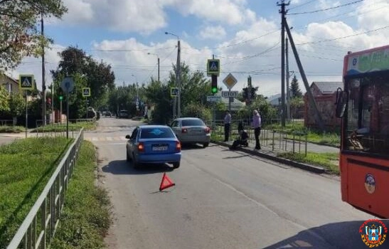 В Волгодонске пьяный самокатчик врезался в иномарку