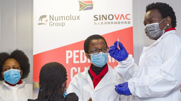 Новый штамм коронавируса, обнаруженный в ЮАР, "напичкан" мутациями