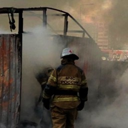 Около десятка гаражей сгорели во время пожара в Ростовской области