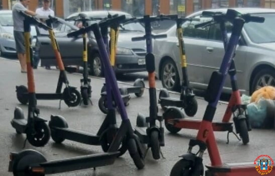 Тротуар на площади 2-й Пятилетки в Ростове превратился в стихийную парковку электросамокатов