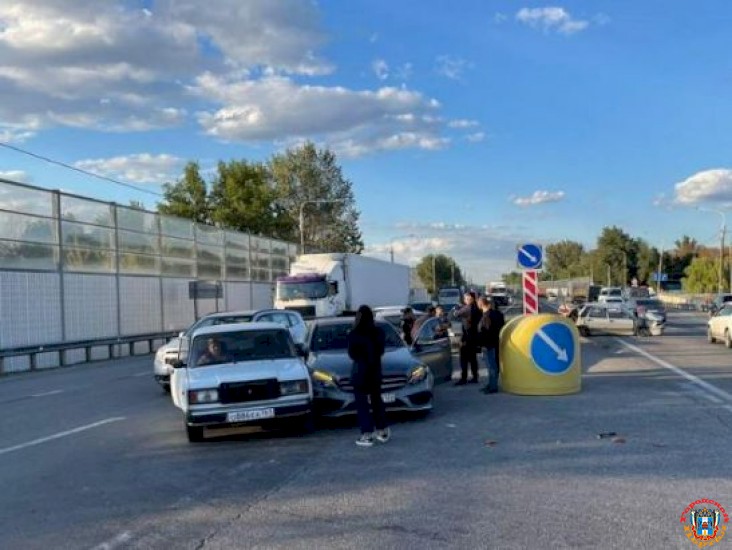 В массовом ДТП под Ростовом пострадали ребенок и двое взрослых