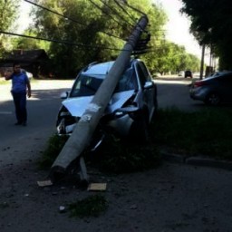 Водителя ВАЗа раздавил насмерть столб в Ростовской области