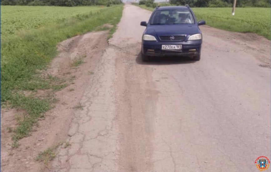 Жители нескольких поселков в Ростовской области мучаются из-за убитой дороги