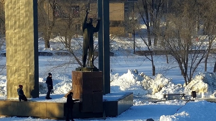Школьники молотком повредили постамент памятника Гагарину