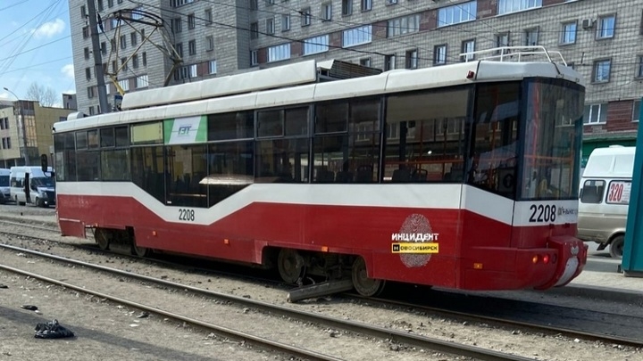 Без тормозов: в Новосибирске на ходу развалился еще один трамвай