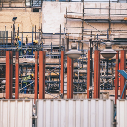 В Ростове рабочий упал с многоэтажки и разбился