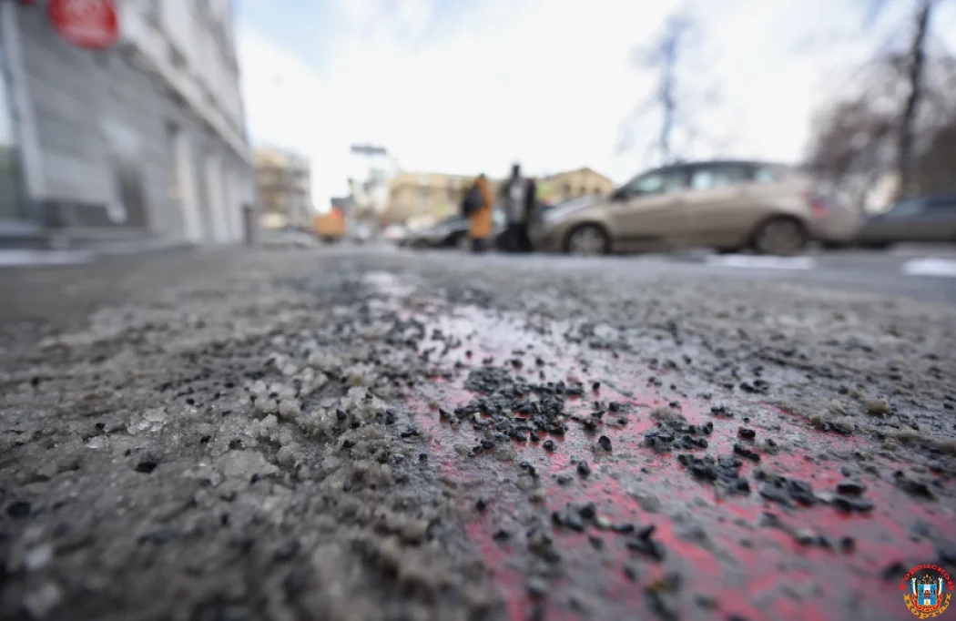 Более 2400 тонн реагентов высыпали в Ростове на тротуары и дороги