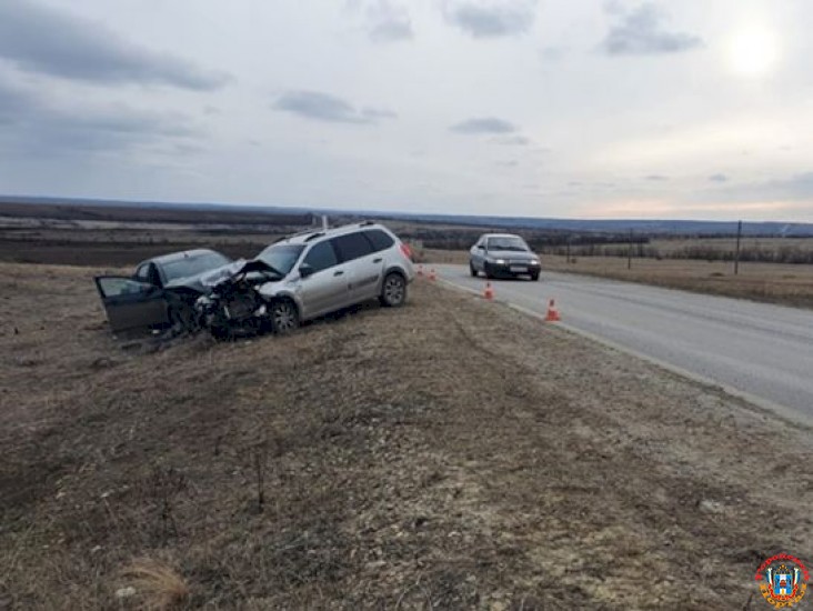 Четыре человека пострадали в аварии на трассе в Ростовской области
