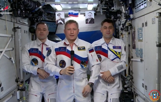 Экипаж МКС поздравил соотечественников с Днем России
