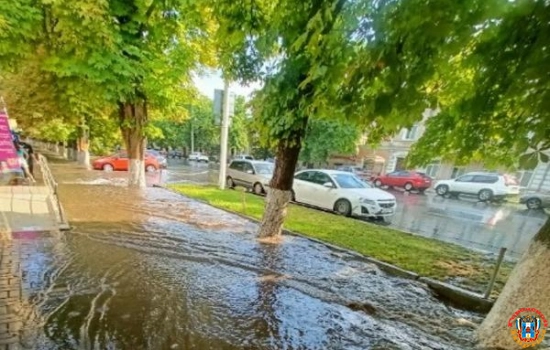В Новочеркасске после дождя центр города ушел под воду