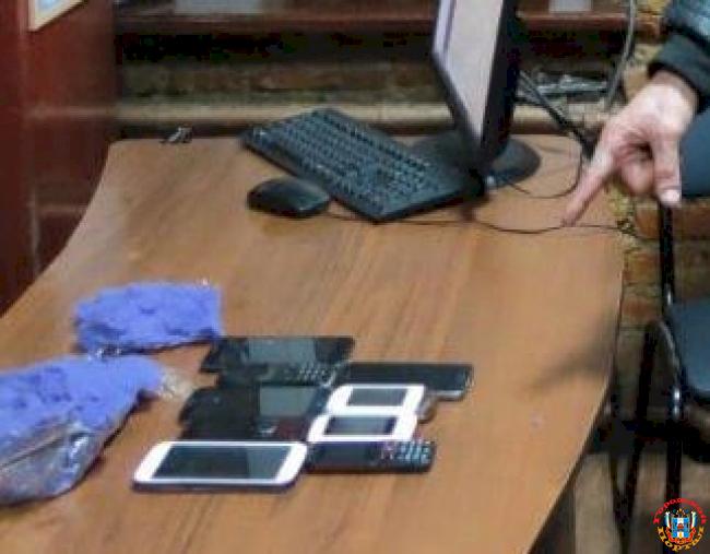 В Новочеркасскую колонию пытались перебросить запрещенные предметы В Новочеркасскую колонию пытались перебросить запрещенные предметы
