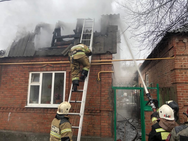 В Ростове загорелась крыша частного дома