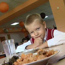 Кормили в столовой некачественной пищей: школы и детсады Дона оштрафовали за нарушения