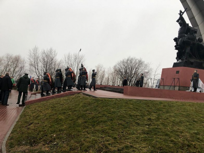 В Ростове возложили цветы и венки к мемориалу «Кумженская роща»